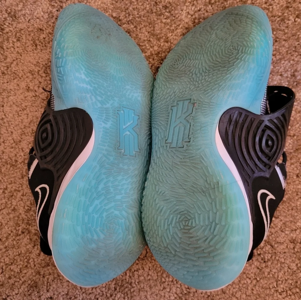 Nike Kyrie Basketball Shoes Size 6.5